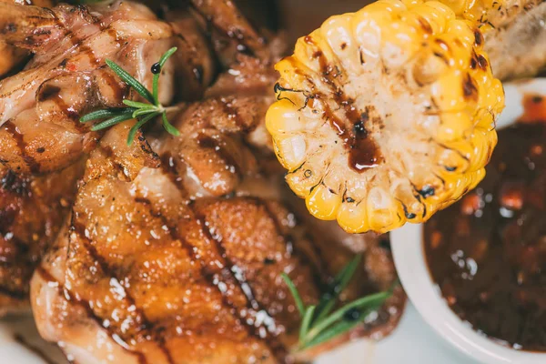 Top View Delicious Roasted Chicken Rosemary Grilled Corn — Stock Photo, Image