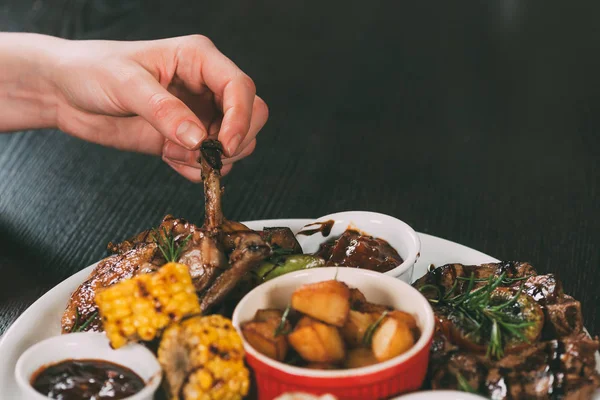 Picada Persona Comiendo Delicioso Pollo Parrilla Con Verduras Asadas Restaurante —  Fotos de Stock