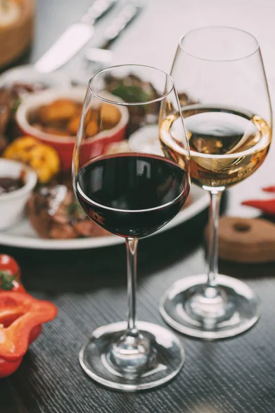 Vista Cerca Copas Vino Plato Con Verduras Parrilla Carne Mesa — Foto de Stock