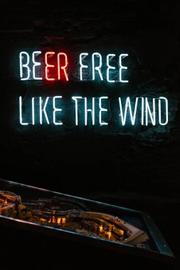 bira ücretsiz Rüzgar neon Yazıtı dark duvar ve masa oyunu pub gibi