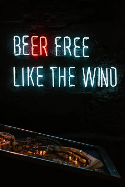 Cerveja Livre Como Inscrição Neon Vento Parede Escura Jogo Mesa — Fotografia de Stock