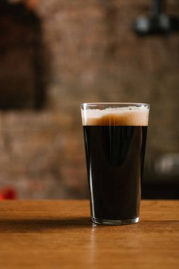 cam lezzetli dark bira ile yakından görmek tablo pub