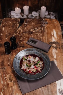 Dorado ve ahşap masa üzerinde daikon ile lezzetli meze