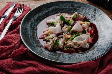 gurme meze Dorado ve daikon plaka ile yakından görmek