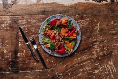 midye, sebze ve jamon lezzetli salata üstten görünüm plaka üzerinde