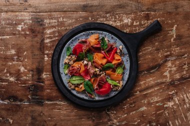 midye, kök sebzeler ve jamon taze lezzetli salata üstten görünüm ahşap tablo