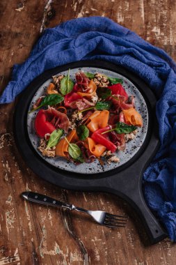 midye, sebze ve jamon taze lezzetli salata yakından görmek