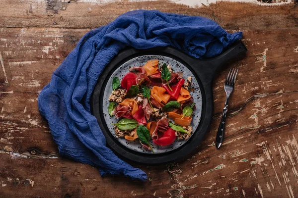 木桌上的贻贝和蔬菜的美味沙拉的顶级视图 — 免费的图库照片