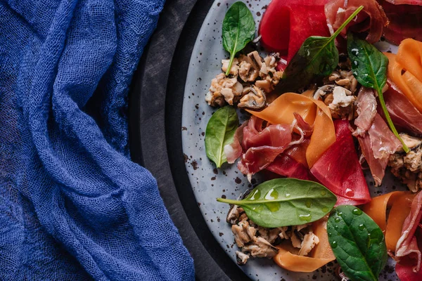 Bovenaanzicht Van Vers Gastronomisch Salade Met Mosselen Wortelgroenten Jamón — Stockfoto