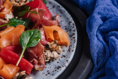 taze gurme salatası midye, sebze ve jamon yakından görmek