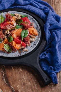 Midye ve sebze ile lezzetli salata ahşap masa üzerinde görmek 