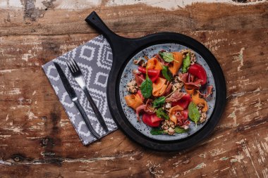 Midye ile lezzetli salata üstten görünüm ahşap tablo  