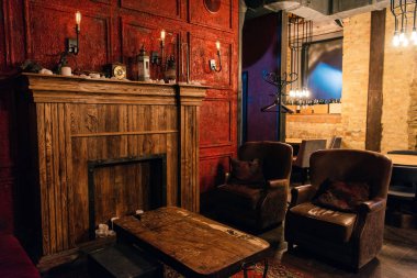 ahşap masa ve atmosferik restoranda boş rahat sandalyeler