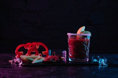 lezzetli kanlı mary kokteyl cam ve buz küpleri karanlık yüzeyinde Ergitme ile sebze 