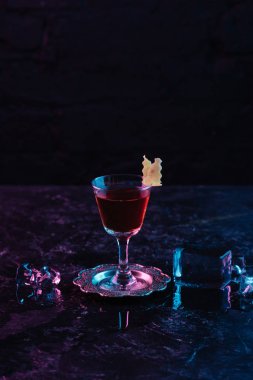 cam lezzetli alkol sazerac kokteyl ve buz küpleri ile yakından görmek karanlık yüzeyi