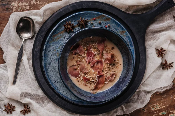 Vista Superior Deliciosa Sopa Crema Con Papas Fritas Jamón — Foto de Stock