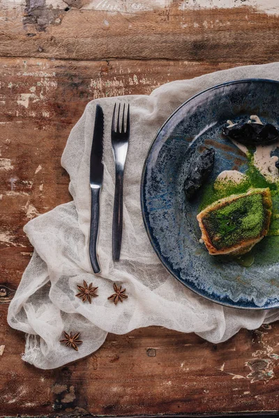 Vue Dessus Délicieuse Sandre Frite Avec Sauce Crémeuse Sur Table — Photo gratuite