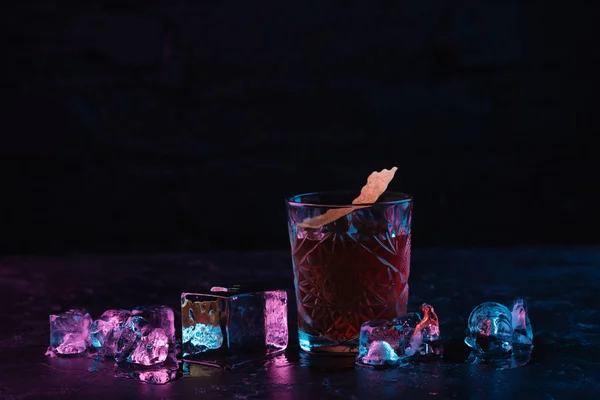 Nahaufnahme Des Glases Mit Köstlichem Alkoholischen Boulevardcocktail Und Eiswürfeln — Stockfoto