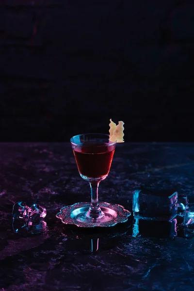 Vista Cerca Del Vidrio Con Delicioso Cóctel Sazerac Con Alcohol — Foto de Stock