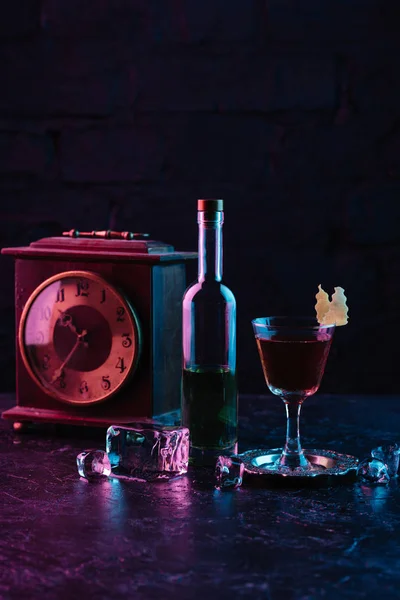 Vaso Cóctel Alcohol Botella Licor Reloj Vintage Superficie Oscura — Foto de Stock