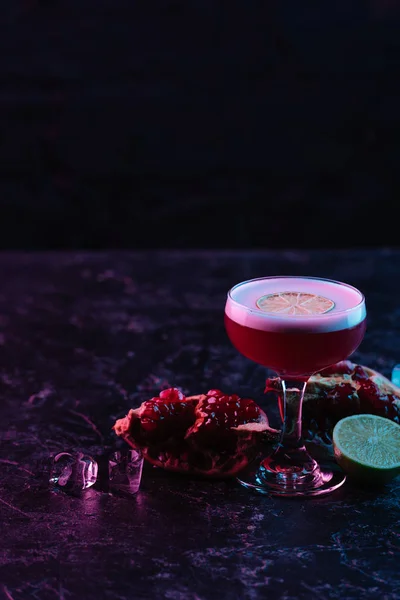 Nahaufnahme Eines Conchita Cocktails Glas Mit Zutaten Auf Dunkler Oberfläche — Stockfoto