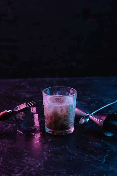 深色表面酒精鸡尾酒的玻璃特写图 — 图库照片