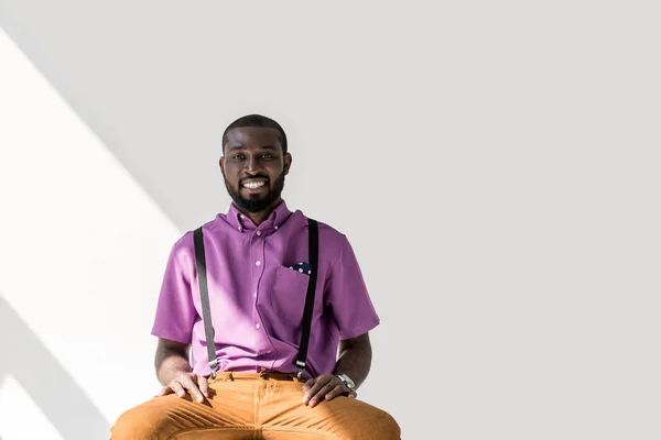 Porträtt Leende Afroamerikanska Mannen Snygga Kläder Titta Kameran Grå Bakgrund — Stockfoto