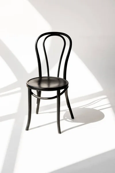 Vista Perto Cadeira Madeira Preta Fundo Cinza Com Sombras — Fotografia de Stock