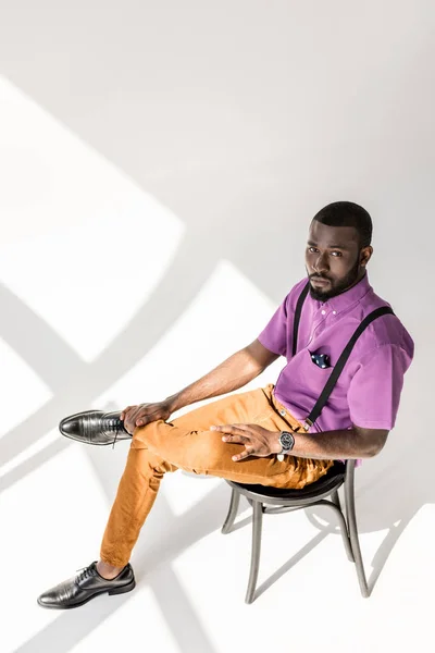 High Angle View African American Man Stylish Clothing Sitting Chair — Free Stock Photo