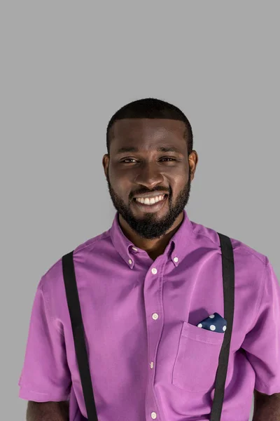 Retrato Hombre Afroamericano Guapo Sonriente Con Ropa Elegante Aislado Gris —  Fotos de Stock