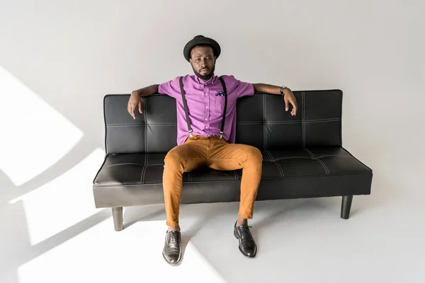 Düşünceli Afro Amerikan Moda Adam Gri Arka Plan Üzerinde Siyah — Stok fotoğraf