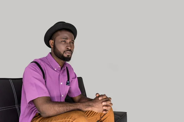 Afrika Kökenli Amerikalı Adam Şık Şapka Siyah Divan Gri Izole — Ücretsiz Stok Fotoğraf