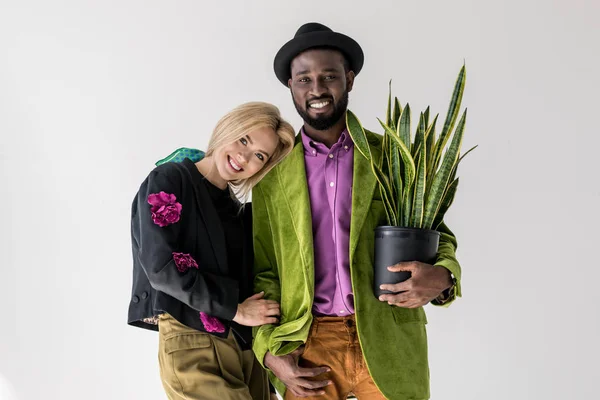 Retrato Sonriente Interracial Elegante Pareja Con Planta Verde Maceta Posando — Foto de Stock