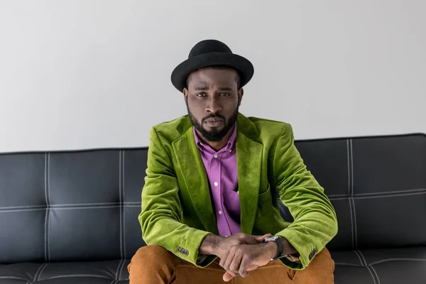 Portrait African American Fashionable Man Hat Sitting Black Sofa Pkisolated — Stock Photo, Image
