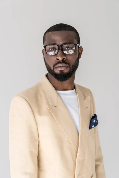 Potret Tampan Bergaya Muda African American Pria Dalam Kacamata Melihat — Stok Foto