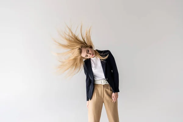 Belle Jeune Femme Blonde Secouant Les Cheveux Isolés Sur Gris — Photo