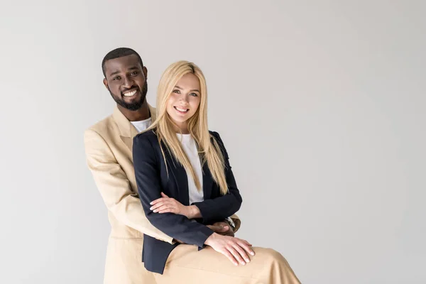 Feliz Joven Pareja Multiétnica Abrazando Sonriendo Cámara Aislada Gris —  Fotos de Stock