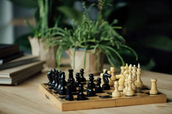 Pièces d'échecs sur l'échiquier — Photo de stock