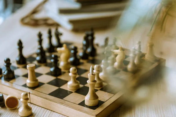 Juego de tablero de ajedrez durante el juego - foto de stock