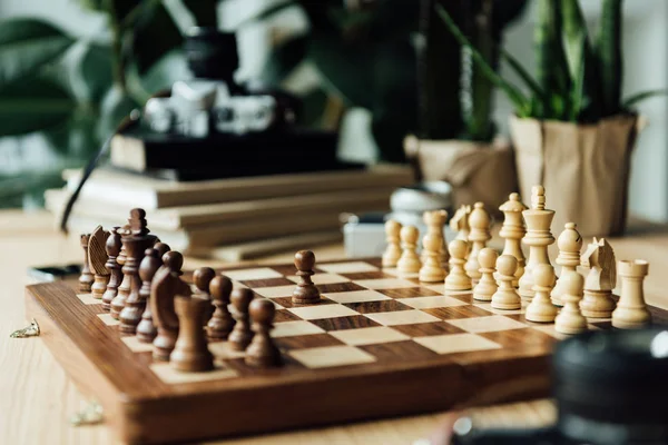 Tabuleiro de xadrez definido para um novo jogo — Fotografia de Stock