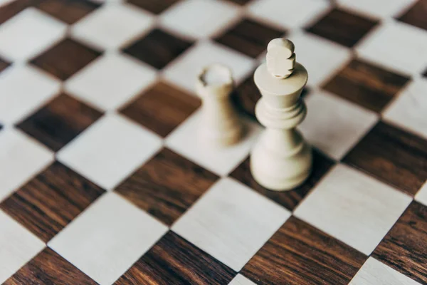 Figures d'échecs blanches sur l'échiquier — Photo de stock