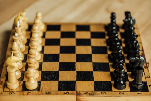 Tabuleiro de xadrez definido para um novo jogo — Fotografia de Stock