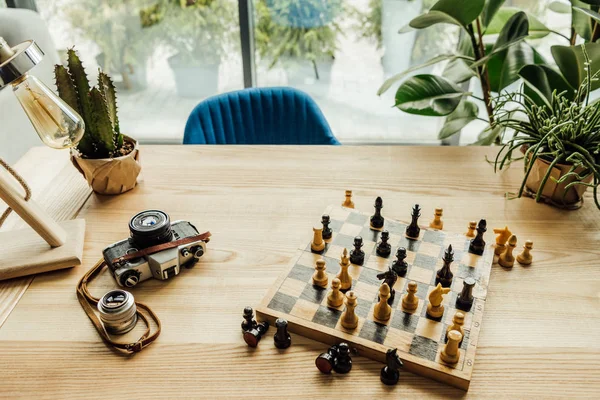 Local de trabalho com xadrez definido no tabuleiro de xadrez — Fotografia de Stock