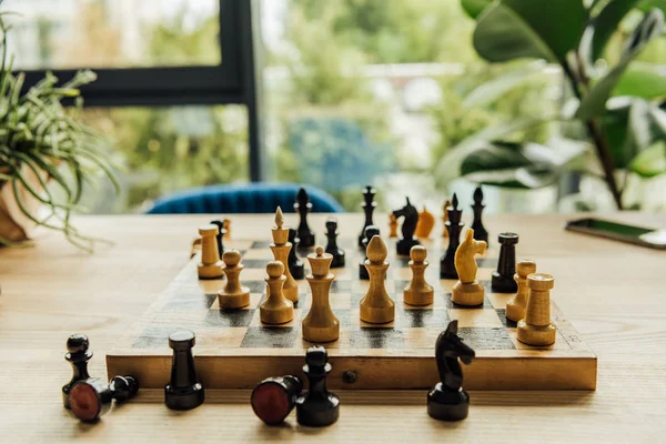 Juego de tablero de ajedrez durante el juego - foto de stock