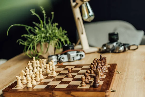 Piezas de ajedrez en tablero de ajedrez - foto de stock