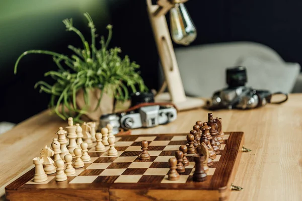 Pièces d'échecs sur échiquier — Photo de stock