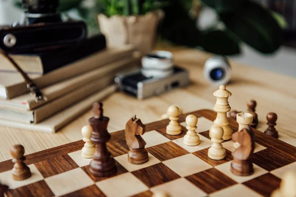 Échiquier avec figures d'échecs — Photo de stock