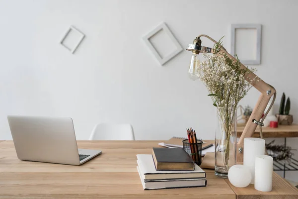 Lugar de trabajo con ordenador portátil y libros - foto de stock