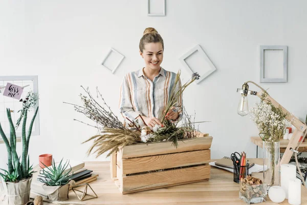 Florista com flores no local de trabalho — Fotografia de Stock