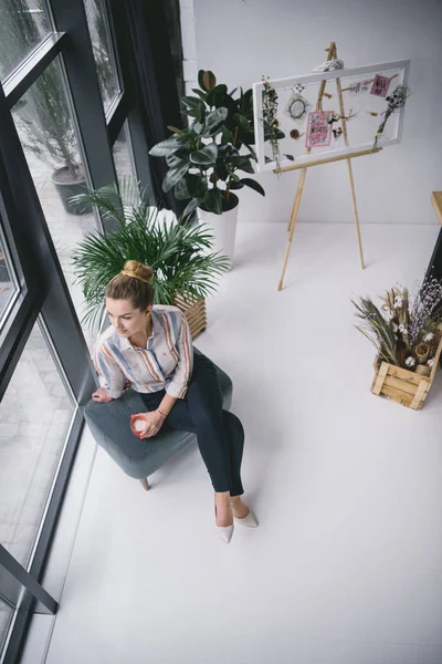 Mujer de negocios con café en la oficina - foto de stock